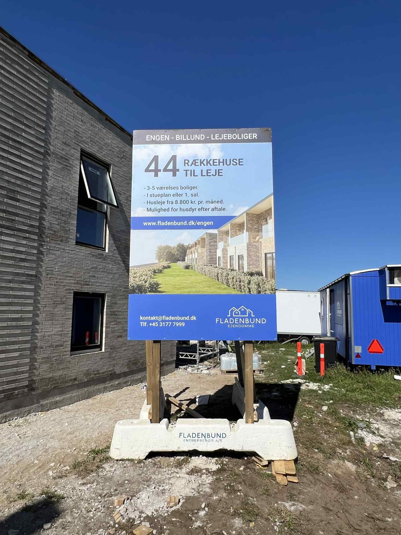 Byggepladsskilt til Fladenbund Ejendomme