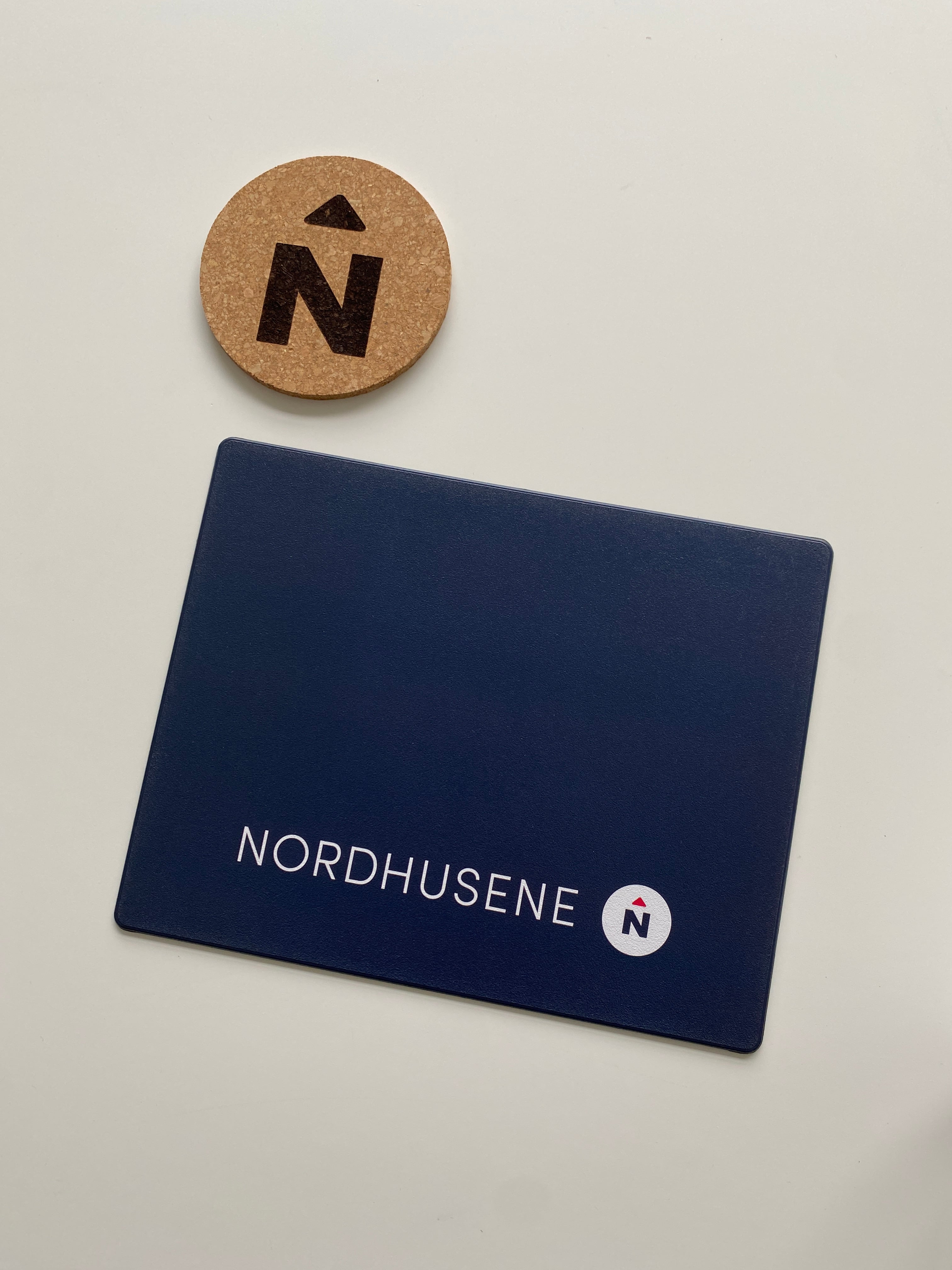 Musemåtter og bordskånere med logo for Nordhusene