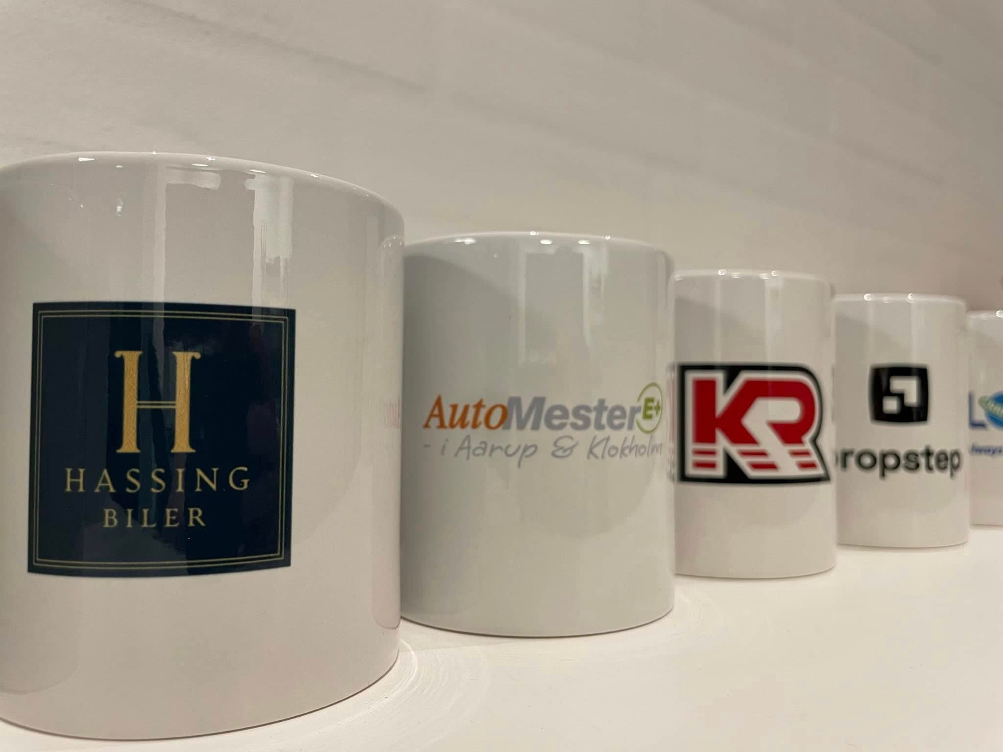 Krus med logoer